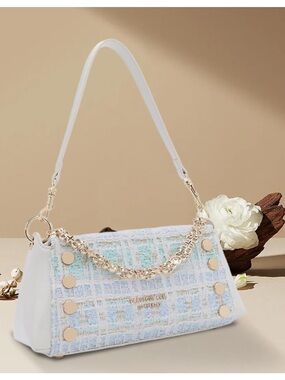 Chic Ivory Tweed Shoulder Bag with Gold Chain